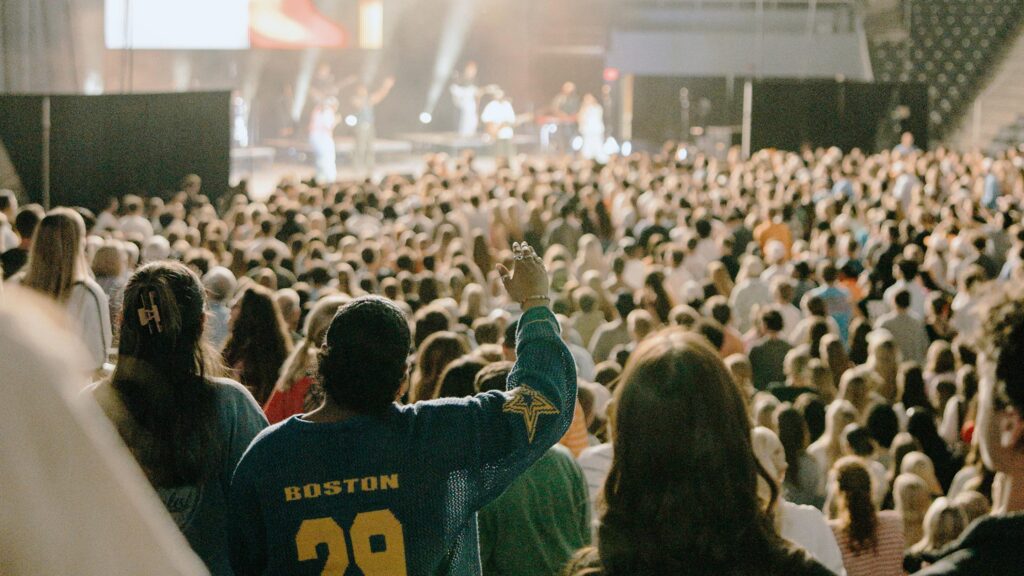 “Blown Away” 8,000 Students Worship Jesus, Hundreds Respond to the Gospel at University Of Tennessee - Featured image