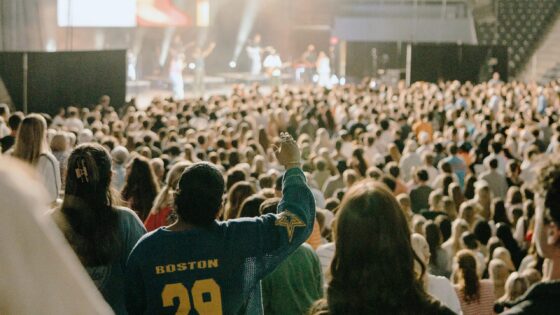 “Blown Away” 8,000 Students Worship Jesus, Hundreds Respond to the Gospel at University Of Tennessee